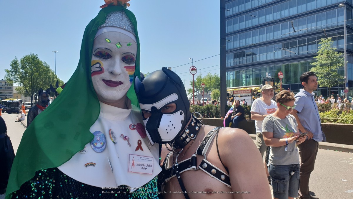 Cologne Pride 2018 Schwester und Puppy
